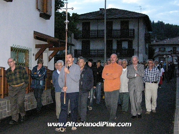 La croce che apre la processione