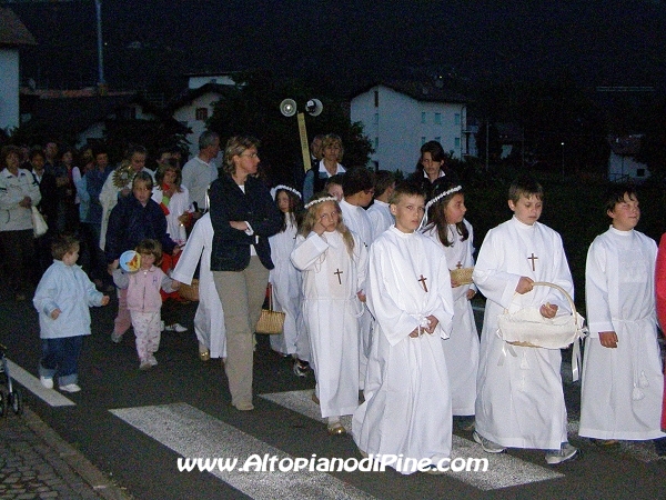 I ragazzi della prima comunione che partecipano alla processione