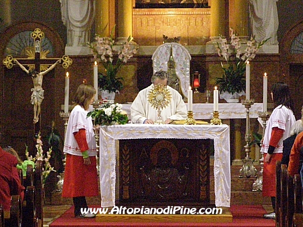 In chiesa per adorare il Santissimo Sacramento