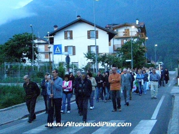 La processione nelle vie del paese