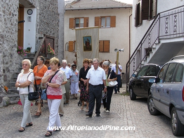 La processione con la statua di S.Rocco per le vie del paese di Miola