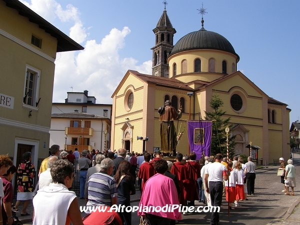 Il rientro alla Chiesa Parrocchiale di Miola per la benedizione solenne