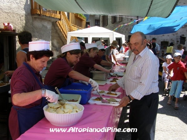 La distribuzione del pranzo ai numerosi presenti