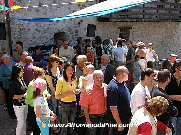 La gente in coda per il pranzo