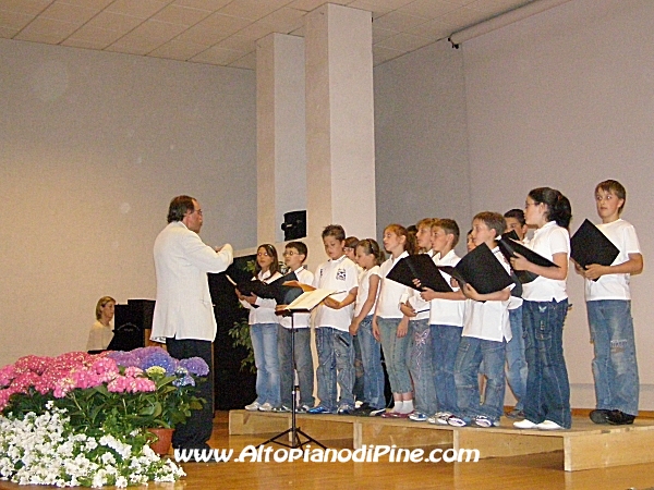 Un gruppo di ragazzi e ragazze del Coro della Scuola Musicale C. Moser