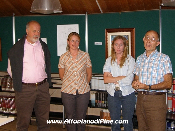 Giorgia e Lucia Giovannini assieme al Sindaco e al Bibliotecario di Baselga di Pine'