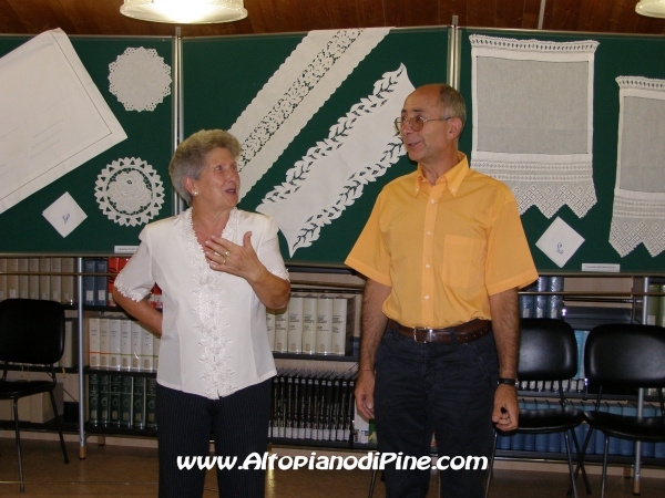 Il bibliotecario Carmelo Fedel e la maestra Laura Smadelli in Decarli