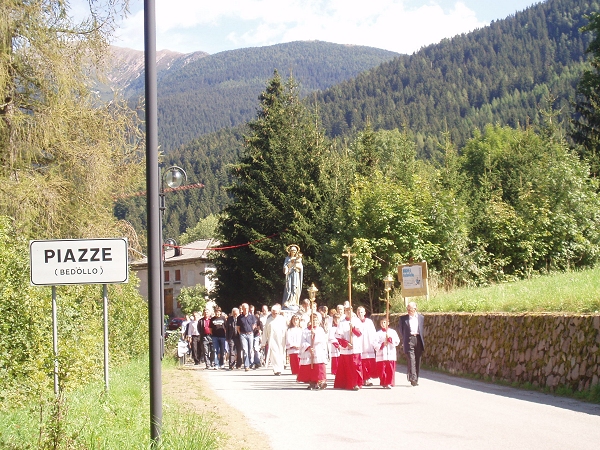 La processione nelle strade di Piazze - foto di Bruno