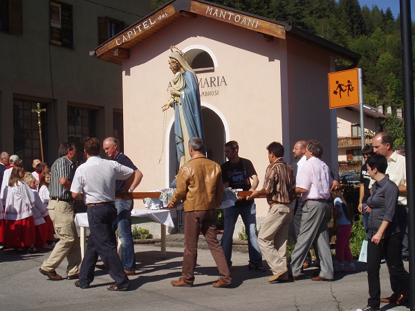 La processione - sosta al capitello - foto di Bruno