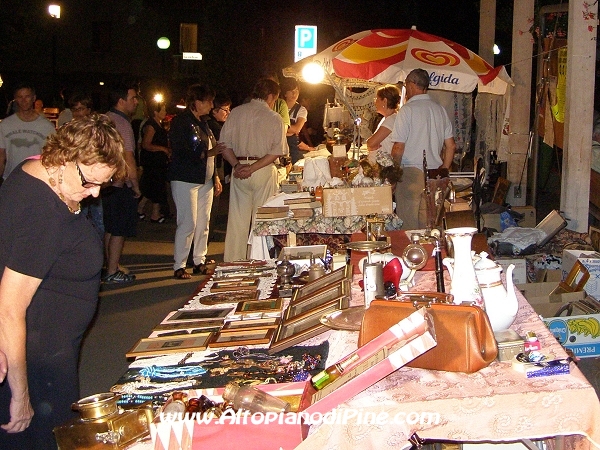 La gente al mercatino dei gaudenti nel parcheggio della chiesa