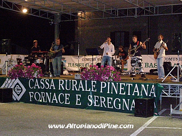 Il gruppo musicale che ha animato la piazza del condominio Costalta