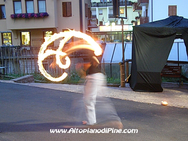 Giocolieri in azione con il fuoco