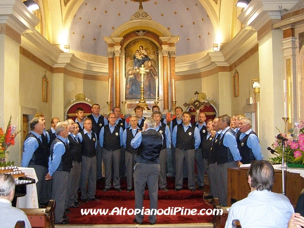 Il concerto del coro Abete Rosso all'interno della Chiesa di Regnana