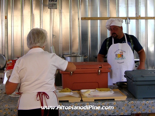 Due volontari al lavoro nella cucina