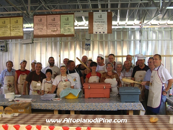 Foto di gruppo assieme al Sindaco di Bedollo dei volontari della sagra di Regnana