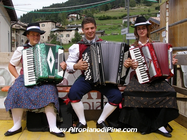 Due fisarmoniciste e un fisarmonicista del Balletto Folk di Bedollo