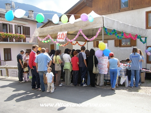 La gente in fila alle cucine per il pranzo 