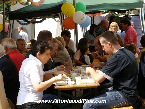 La gente alla sagra di Ricaldo