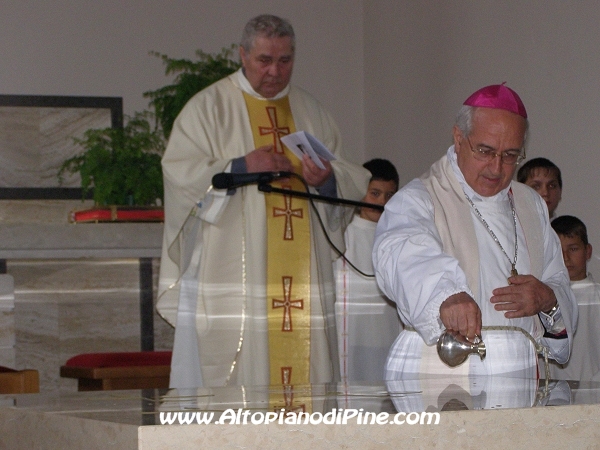 Unzione con il Sacro Crisma dell'altare da parte dell'Arcivescovo di Trento