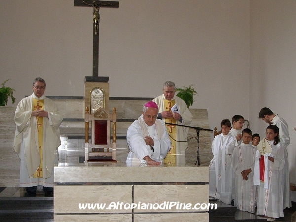 Unzione con il Sacro Crisma dell'altare da parte dell'Arcivescovo di Trento