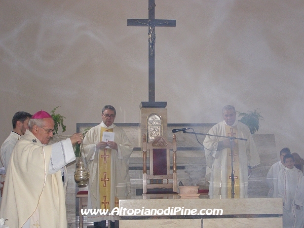 Incensazione dell'altare da parte di Monsignor Luigi Bressan, Arcivesco di Trento