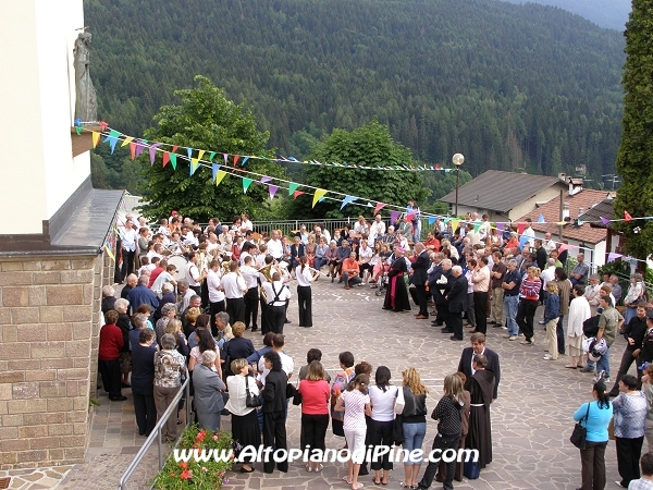 Un momento di festa nel piazzale della Chiesa di Rizzolaga