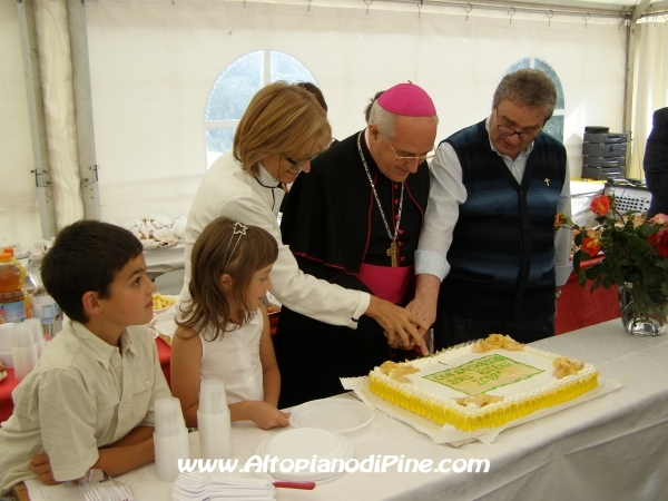 Il taglio della torta da parte dell'Arcivesco Monsignor Luigi Bressan 