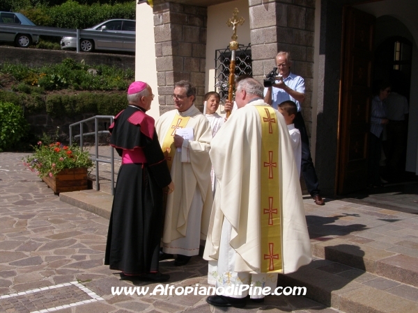 Il parroco Don Luigi Benedetti accoglie l'Arcivescovo Mons. Luigi Bressan