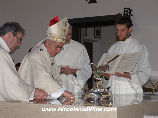 La deposizione della reliquia di Sant Antonio nell'altare.