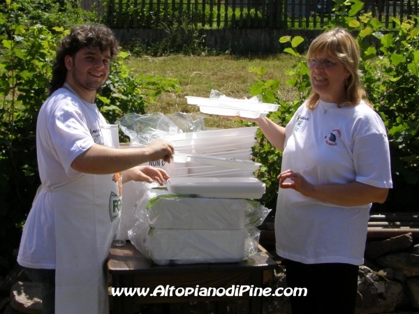 La distribuzione dei vassoi alla numerosa gente presente alla festa