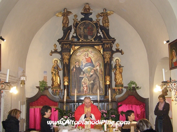 Don Silvio celebra la S.Messa nella chiesetta di Santa Lucia