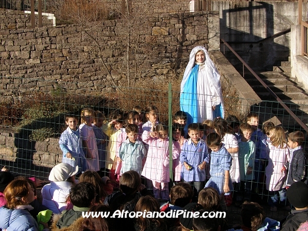 Santa Lucia 2007 con i bambini dell'asilo