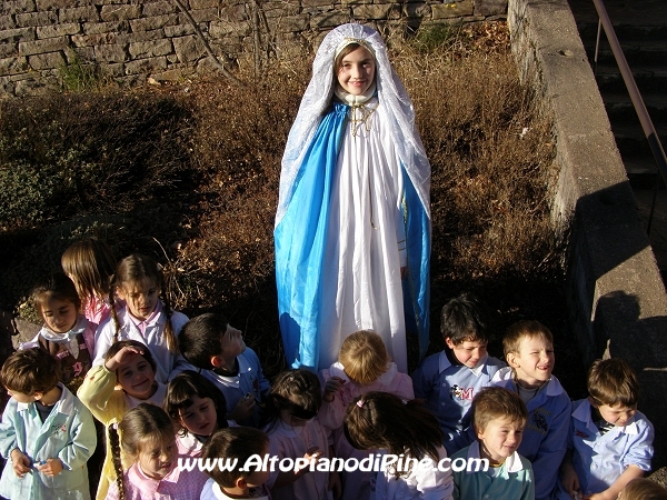 Una foto un po' curiosa di Santa Lucia con i bambini