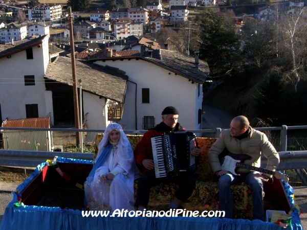 Santa Lucia, i suonatori e sullo sfondo Tressilla