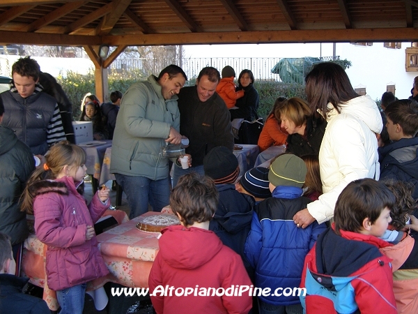 Dolci e the caldo per i piú piccoli e vin brulè per gli accompagnatori