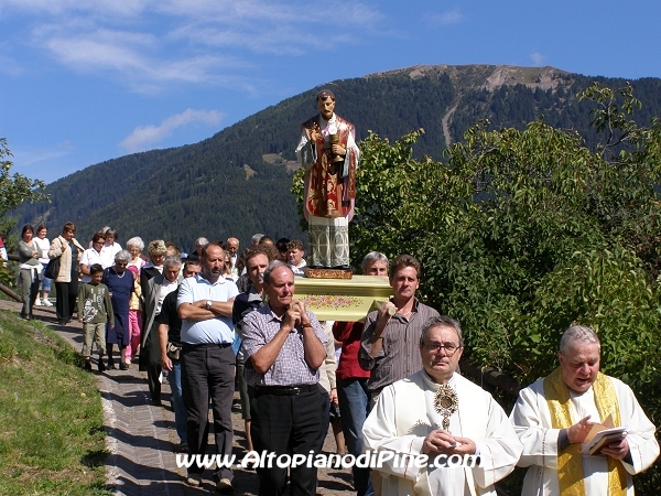 La statua di San Valentino portata in processione 