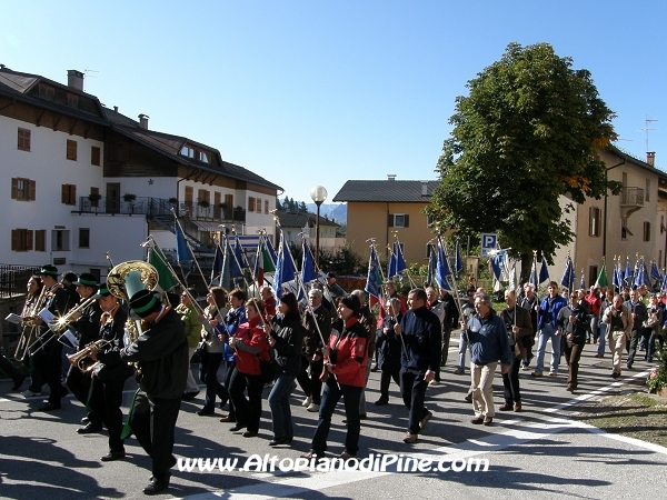 La sfilata dei soci SAT nelle strade di Baselga di Pine'