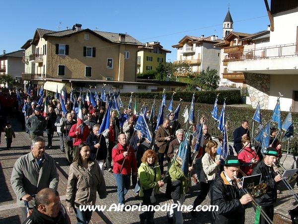 La sfilata dei soci SAT nelle strade di Baselga di Pine'