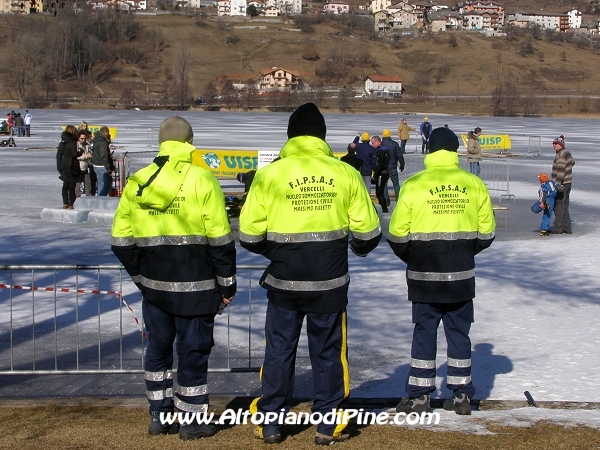 Alcuni sommozzatori della protezione civile di Vercelli che guardano i colleghi immergersi