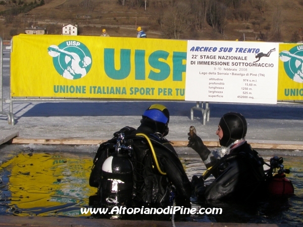 Sub immersi nell'acqua ghiacciata del Lago della Serraia