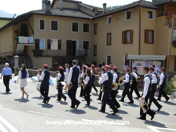 Sfilata nel centro di Baselga