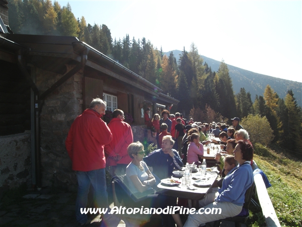 Le tavolate all'aperto - Festa chiusura Rifugio Tonini 2008