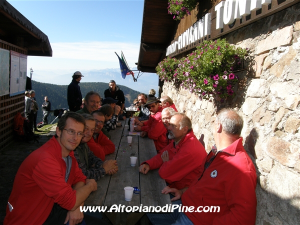 La tavolata del Coro Costalta - Festa chiusura Rifugio Tonini 2008