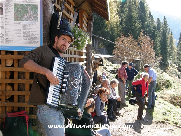 Animazione musicale delle fisarmoniche - Festa chiusura Rifugio Tonini 2008