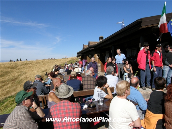 Il pubblico che ascolta - Festa chiusura Rifugio Tonini 2008