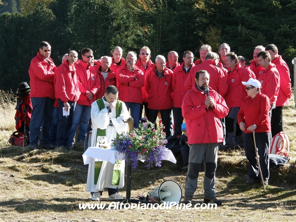 La S. Messa all'aperto - Mattia presenta il coro e padre Raimondo