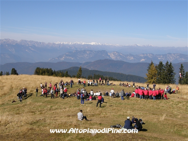 La gente che partecipa alla S. Messa - Festa chiusura Rifugio Tonini 2008