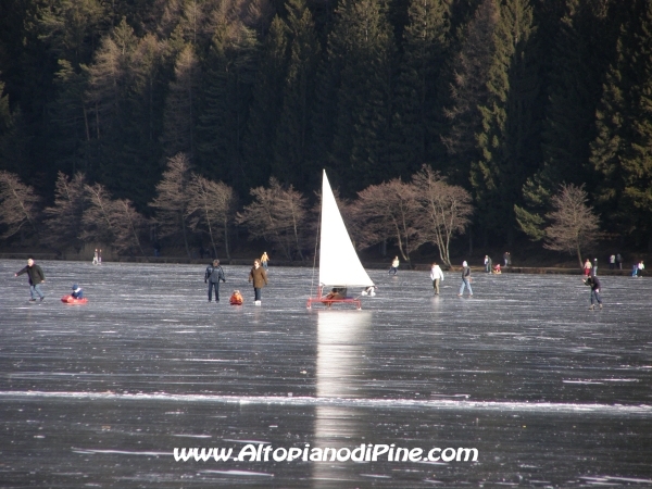 In barca a vela sul Lago ghiacciato della Serraia