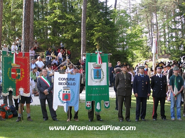 Festa patronale di Pine' 2008 - alcuni stendardi dei comuni presenti