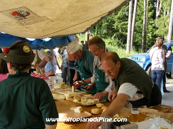 Festa patronale di Pine' 2008 - altri Alpini al lavoro